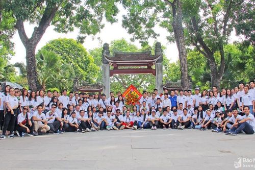 Hơn 150 thanh, thiếu niên kiều bào dâng hương tưởng niệm Chủ tịch Hồ Chí Minh