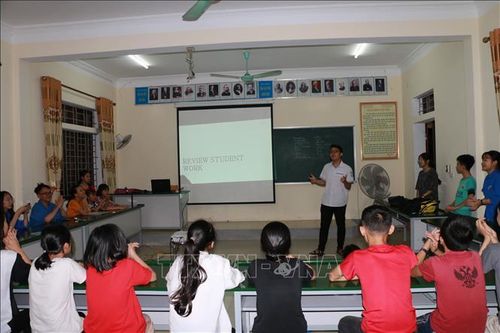 Học sinh dạy tiếng Anh miễn phí cho các em học sinh vùng khó