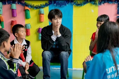 Khoảnh khắc đẹp khi Vương Nguyên (TFBOYS) làm thiện nguyện ở trường học vùng sâu vùng xa