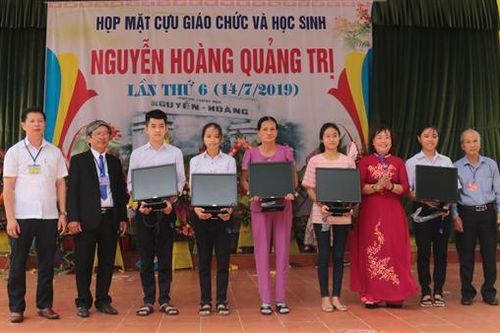 Trao 5 bộ máy tính để bàn cho học sinh, sinh viên nghèo hiếu học