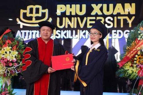 Giáo dục Giáo dục Trao bằng tốt nghiệp cho 107 sinh viên Trường đại học Phú Xuân