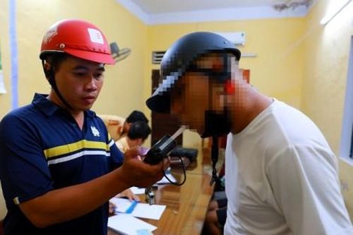 Chính trị - Xã hội Pháp luật - Cuộc sống Liên tiếp tuần tra đêm để xử lý 'ma men' và 'quái xế'
