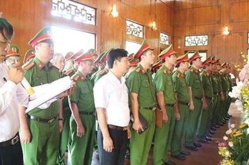 Lực lượng Cảnh sát kinh tế dâng hoa tại Khu di tích Kim Liên