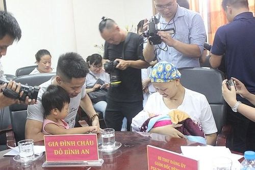 Vỡ òa ngày Đỗ Bình An - con trai sản phụ ung thư giai đoạn cuối xuất viện