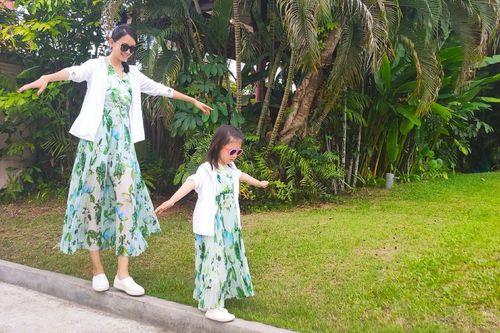 Con gái 3 tuổi của Hoa hậu Trương Tử Lâm sớm sở hữu đôi chân dài