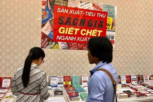 Sách giả được bán ngang nhiên, tràn lan trên phố như thế nào?