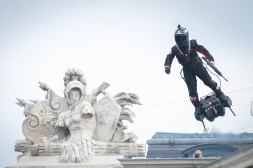 'Lính bay' lượn như chim ở Paris trong lễ duyệt binh quốc khánh Pháp