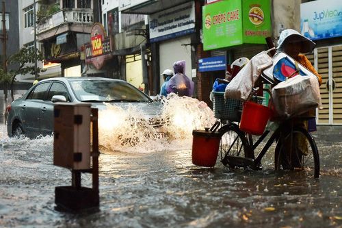 Mưa lớn bất ngờ, nhiều tuyến phố ở Hà Nội ngập sâu