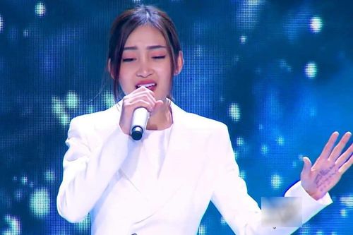 Hot girl The Voice chép bài hát ra tay khi biểu diễn