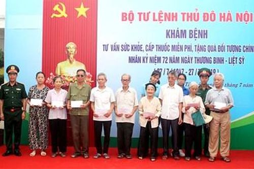 Bộ tư lệnh Thủ đô Hà Nội tặng quà, khám bệnh, cấp thuốc miễn phí tại huyện Đan Phượng