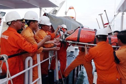 Xuyên đêm cứu nạn thuyền trưởng tàu cá bị đa chấn thương