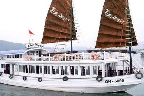 Đình chỉ tàu du lịch có thuyền viên đặt camera quay lén du khách tắm