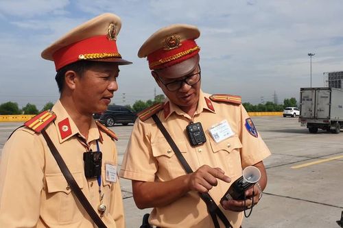 CSGT ghi hình vi phạm bằng camera trước ngực