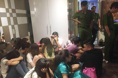 Chủ quán karaoke tổ chức 'tiệc' ma túy cho hàng chục thanh niên