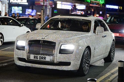 Nữ sinh thuê Rolls-Royce Ghost đính 4 triệu viên pha lê đến lễ tốt nghiệp