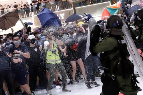 Người biểu tình Hong Kong đụng độ dữ dội với cảnh sát