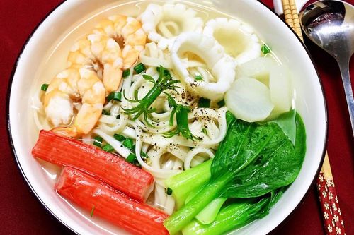 Trổ tài nấu mì hải sản ngon lạ miệng, ăn là nghiền