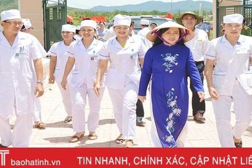 Bộ trưởng Bộ Y tế Nguyễn Thị Kim Tiến kiểm tra các trạm y tế điểm trên địa bàn Hà Tĩnh