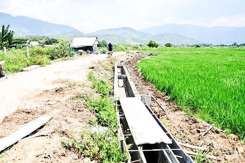 Xã Cam Phước Tây: Gấp rút sửa chữa kênh mương nội đồng