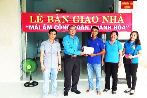 Bàn giao 3 nhà Mái ấm Công đoàn