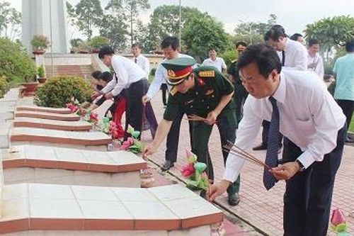 Đoàn đại biểu tỉnh Phú Thọ tri ân anh hùng liệt sỹ tại Long An, An Giang