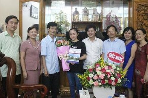 Tặng quà chúc mừng thí sinh thủ khoa khối B kỳ thi THPT Quốc gia năm 2019