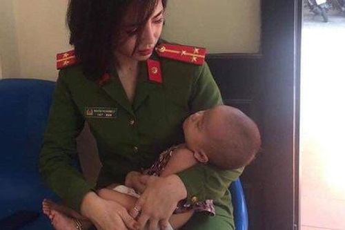 Công an kịp thời cứu người đàn ông bế con nhỏ định nhảy cầu Nhật Tân tự tử