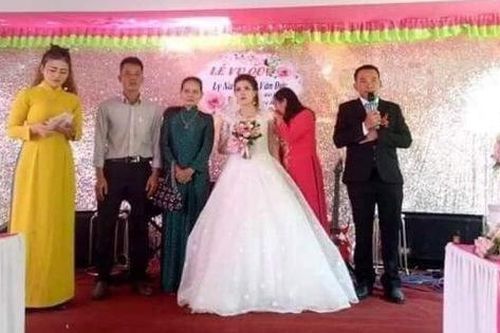 Xúc động đám cưới vắng chú rể của cô giáo mầm non với người lính biển