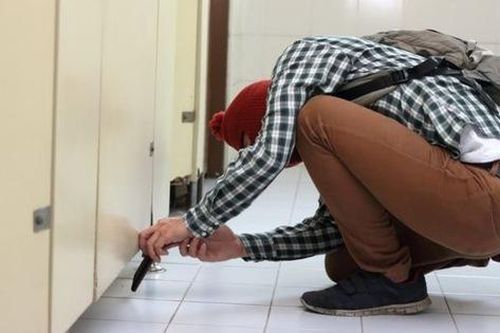 Đi du lịch ở vịnh Hạ Long, một du khách bị đặt máy quay lén khi đang tắm tráng