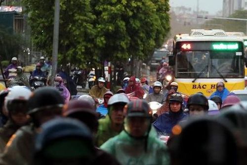 Mưa giải nhiệt sau chuỗi ngày nắng nóng khiến Hà Nội xuất hiện nhiều nơi ngập, giao thông tắc nghẽn