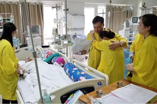 Hà Nội: Đồng chí CSKV mắc bệnh u não nhận món quà tình nghĩa