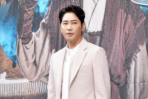 Kang Ji Hwan bị công ty cắt hợp đồng sau vụ hiếp dâm tập thể