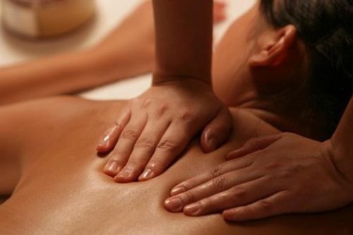 Xoa bóp ở nhà thầy lang, người phụ nữ thoát vị đĩa đệm cột sống cổ