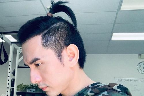 Đan Trường cột tóc mái để chứng minh không bị hói