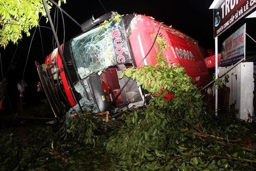 Lật xe giường nằm trên QL26, hàng chục người thương vong