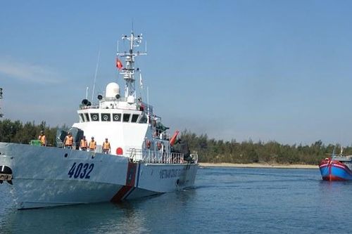 Tàu cảnh sát biển lai dắt tàu cá bị nạn vào bờ an toàn
