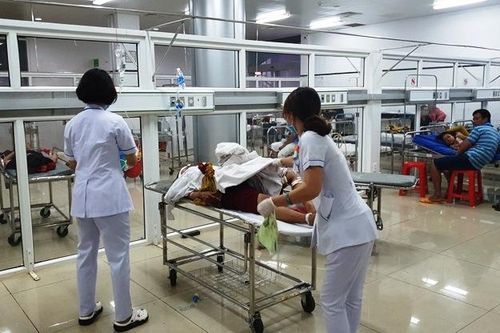 Tích cực cứu chữa các nạn nhân trong vụ lật xe khách