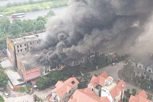 Khói đen ngút trời tại Thiên đường Bảo Sơn, dân đổ ra 'live stream'