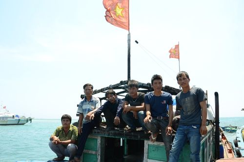 Tình người giữa trùng khơi