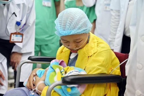 Con của người mẹ ung thư di căn được xuất viện