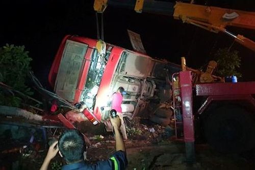 Lật xe khách giường nằm, hơn 10 người thương vong