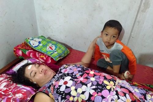Nhói lòng cậu bé 5 tuổi khóc nghẹn xin cứu mẹ bị bệnh liệt giường