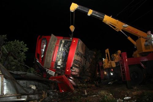 Xe giường nằm lật trong đêm ở Đắk Lắk, người phụ nữ tử vong tại chỗ