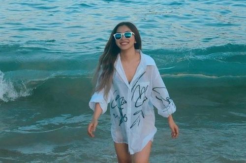 Bạn gái Quang Hải lại bị chê vì gu thời trang đi biển
