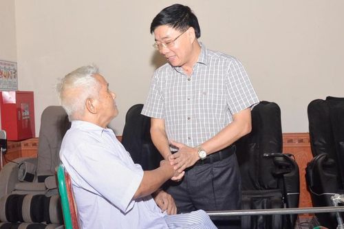 Phó Bí thư Tỉnh ủy Nguyễn Văn Thông thăm, tặng quà thương, bệnh binh, gia đình liệt sỹ