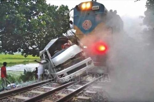 Tàu hỏa đâm ô tô đám cưới, cô dâu và chú rể tử vong tại chỗ