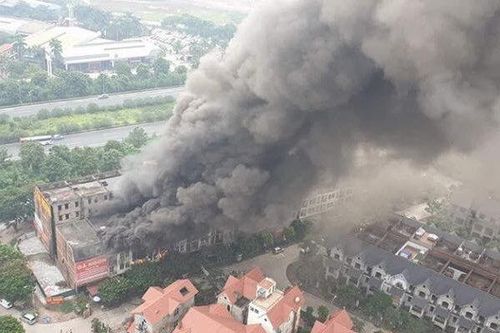 Khói lửa bao trùm khu biệt thự cổng Thiên Đường Bảo Sơn, ba căn liền kề bị thiêu rụi