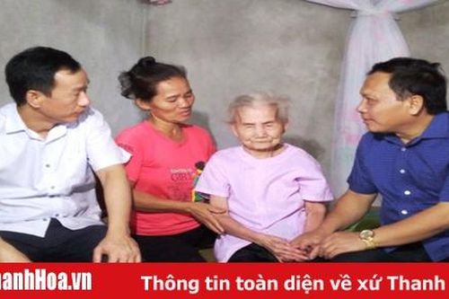 Đồng chí Phạm Thanh Sơn, Phó Chủ tịch Thường trực HĐND tỉnh thăm và tặng quà các gia đình chính sách huyện Triệu Sơn