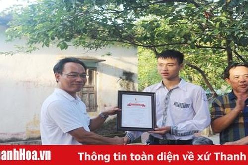 Hiệu trưởng Trường ĐH Bách Khoa Hà Nội trao học bổng cho nam sinh Xứ Thanh đạt thủ khoa khối A
