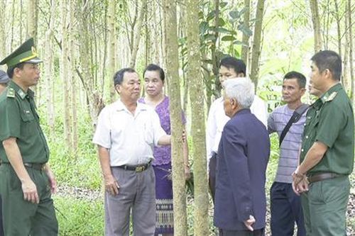 Tình hữu nghị keo sơn giữa hai bản Ka Tăng và Densavan